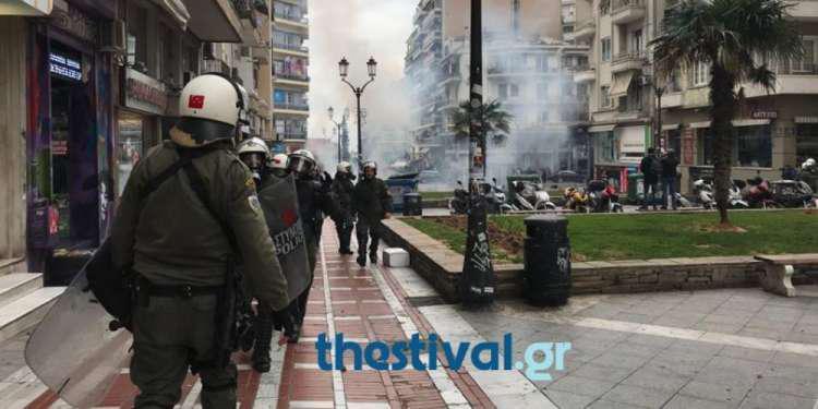 Χημικά και ξύλο στην Πλατεία Ναβαρίνου στην Θεσσαλονίκη [εικόνες & βίντεο]