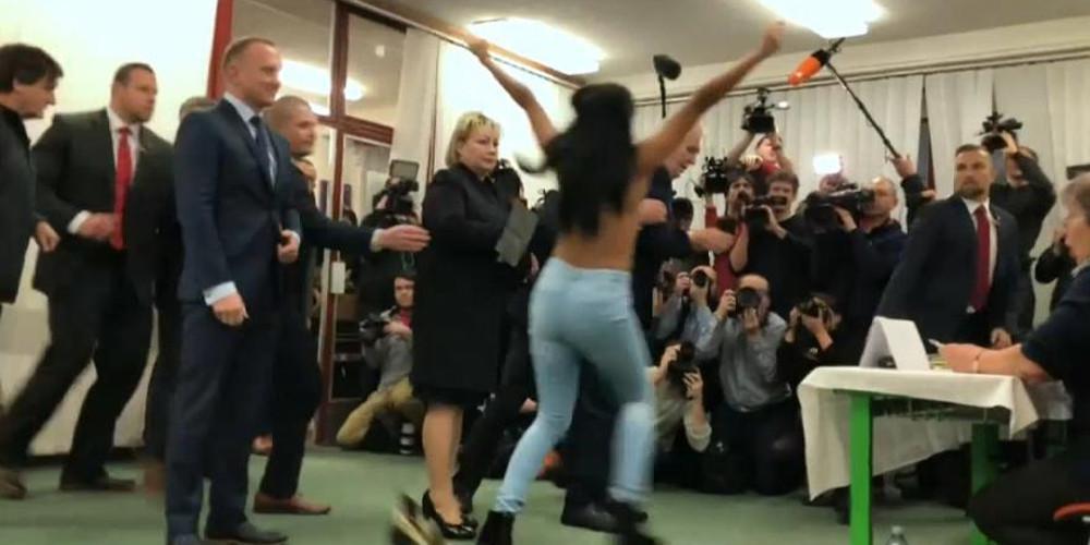Γυμνόστηθη Femen αποκαλεί «πόρνη του Πούτιν» τον πρόεδρο Ζέμαν [βίντεο]