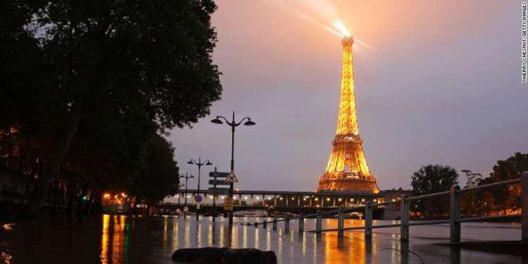 Οργή στο Παρίσι για τα νέα, ανοιχτά ουρητήρια που τοποθετήθηκαν κοντά σε τουριστικά αξιοθέατα