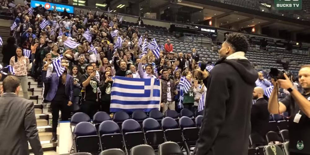 Συγκίνηση: Τον εθνικό ύμνο με τους Έλληνες τραγούδησε ο Αντετοκούνμπο [βίντεο]
