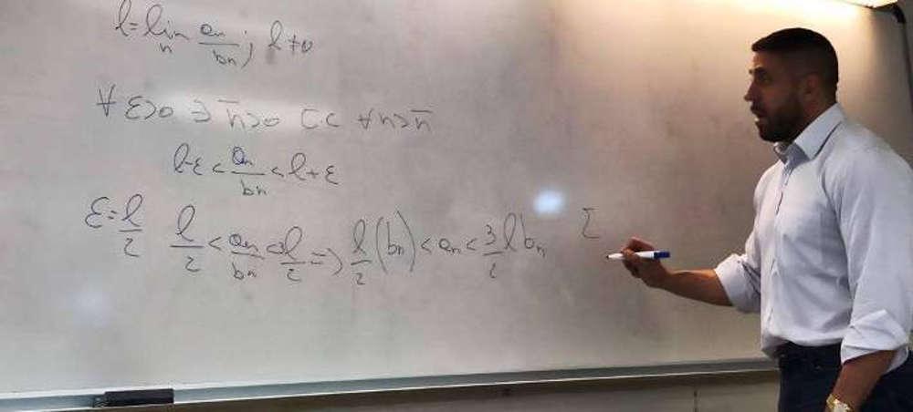 Από πορνοστάρ έγινε καθηγητής μαθηματικών σε Πανεπιστήμιο [εικόνες & βίντεο]