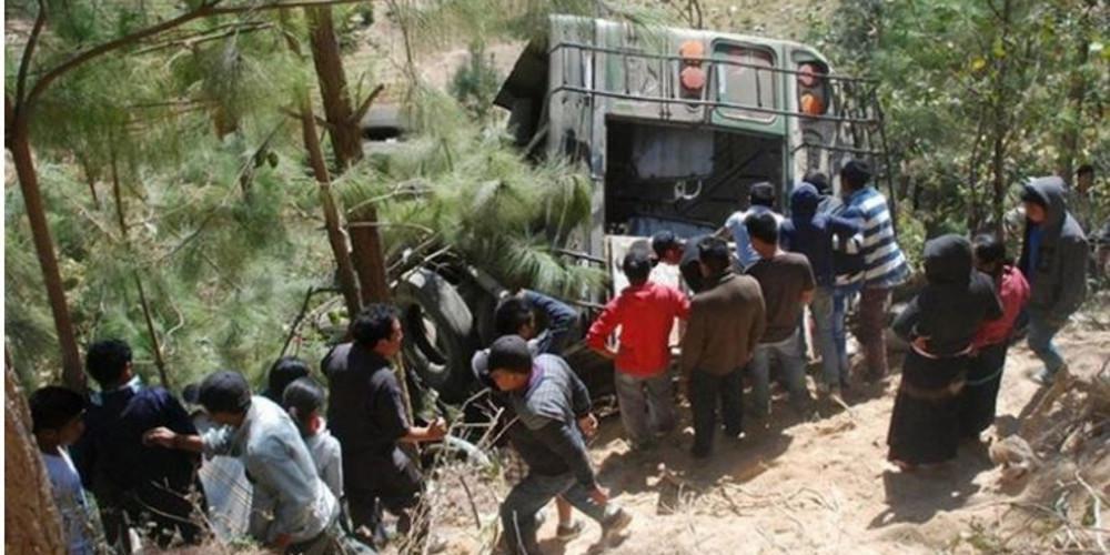Οκτώ νεκροί και 15 τραυματίες από πτώση μικρού λεωφορείου σε ρεματιά στη Γουατεμάλα