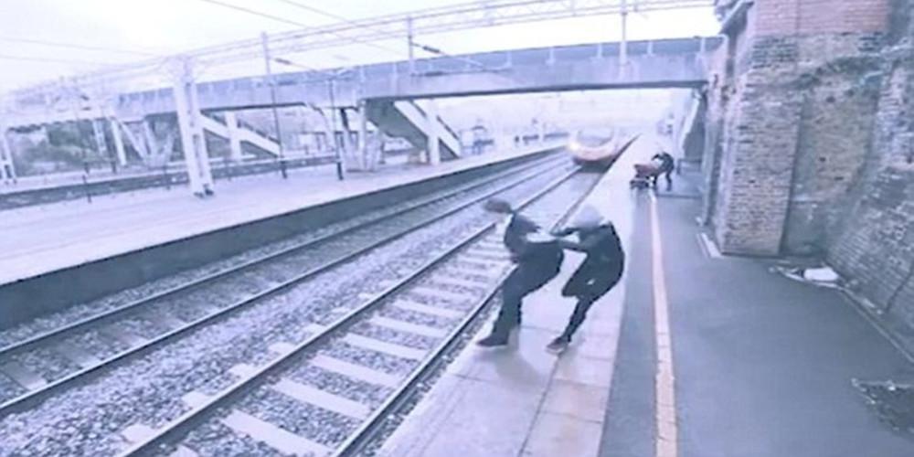 Βίντεο-σοκ: Γυναίκα σώζει άνδρα πριν αυτοκτονήσει στις γραμμές του τρένου