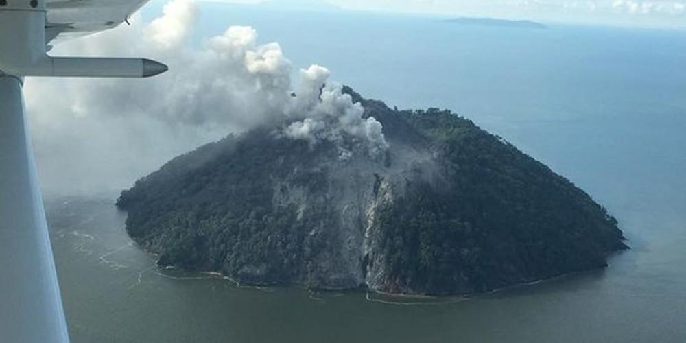 «Ξύπνησε» ηφαίστειο στην Παπούα Νέα Γουινέα – Κίνδυνος για τσουνάμι και κατολισθήσεις [εικόνες & βίντεο]