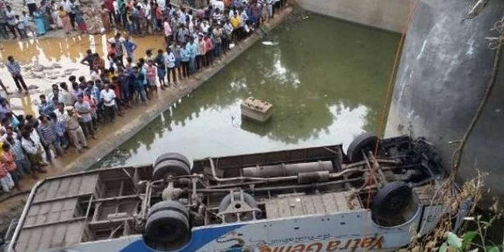 Τραγωδία: 35 νεκροί από πτώση λεωφορείου σε κανάλι στην Ινδία
