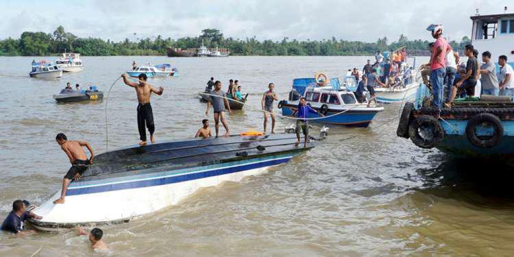 Τραγωδία με 8 νεκρούς σε ναυάγιο στην Ινδονησία