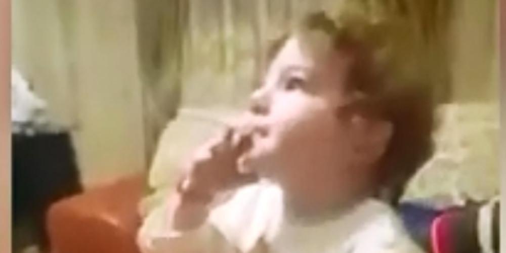 Εξοργιστικό: Δίχρονο κοριτσάκι καπνίζει και κάποιοι γελούν [βίντεο]