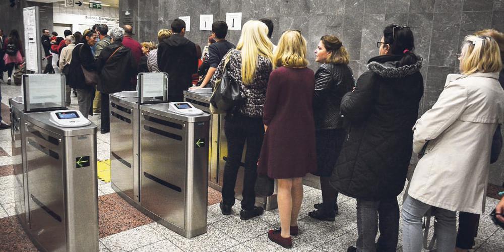 Εργαζόμενοι στο Μετρό ψάχνουν εισιτήρια στα… σκουπίδια γιατί ξέμειναν από χαρτί!