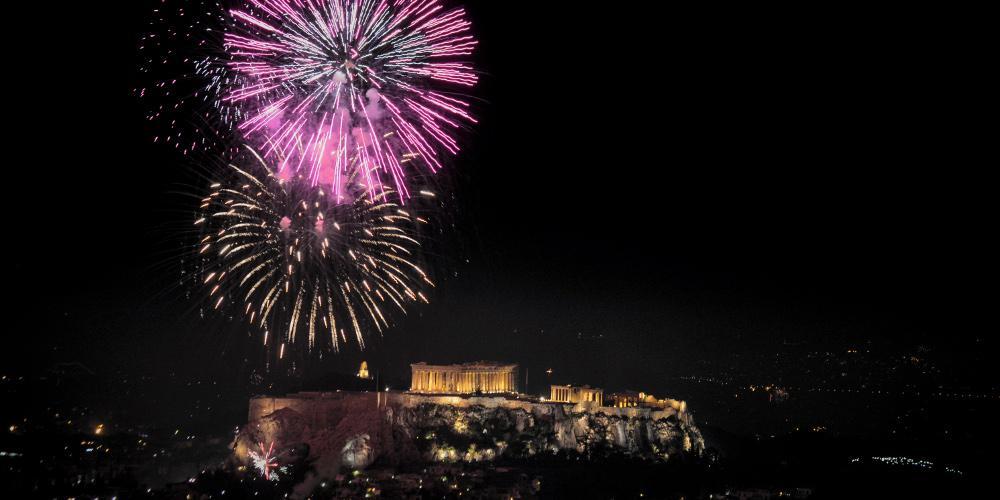Λαμπρή υποδοχή του 2018 σε Αθήνα και Θεσσαλονίκη [εικόνες]
