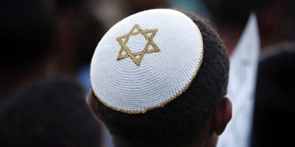 Χτύπησαν 8χρονο παιδί που φορούσε το παραδοσιακό εβραϊκό σκουφάκι στην Γαλλία