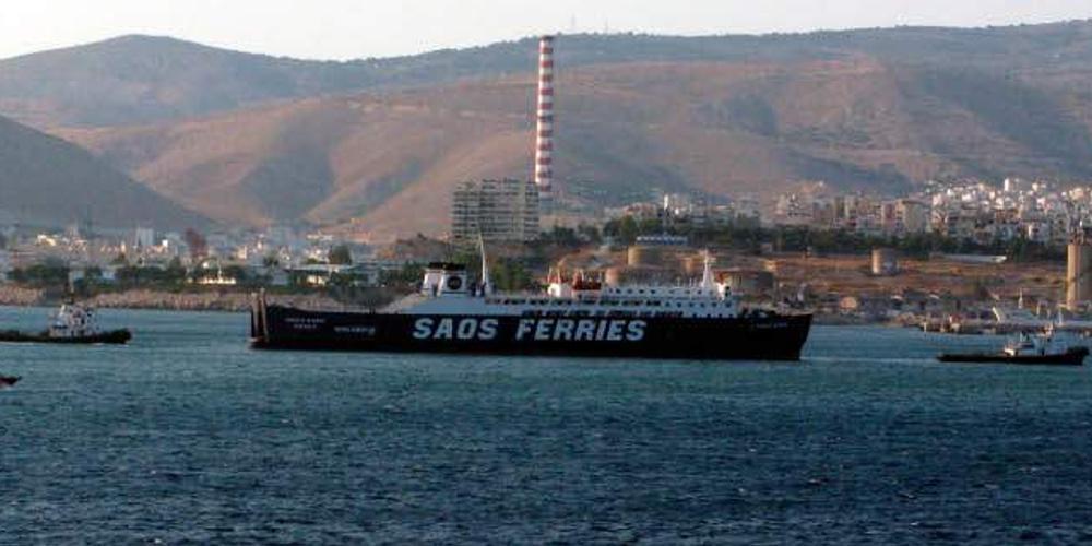 Στη Σαλαμίνα ρυμουλκείται το πλοίο «Παναγιά Αγιάσου» που είχε παρασυρθεί από τους ανέμους