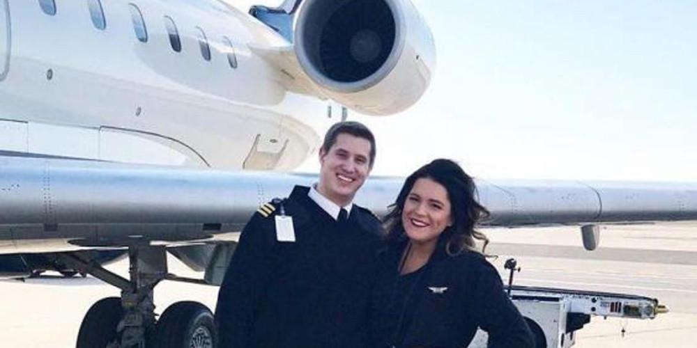Πιλότος έκανε πρόταση γάμου σε αεροσυνοδό την ώρα που ενημέρωνε τους επιβάτες της πτήσης [βίντεο]