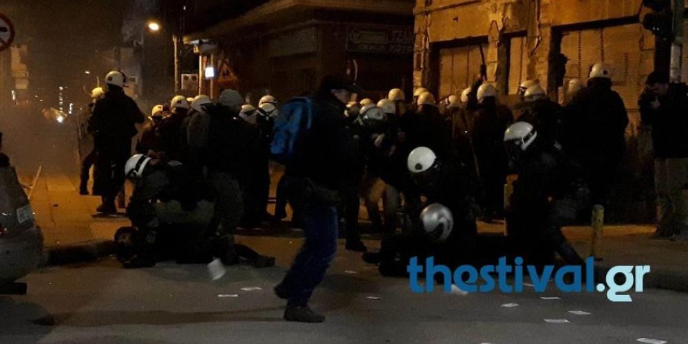 Σοβαρά επεισόδια μεταξύ αντιεξουσιαστών και ΜΑΤ στην Θεσσαλονίκη [εικόνες & βίντεο]