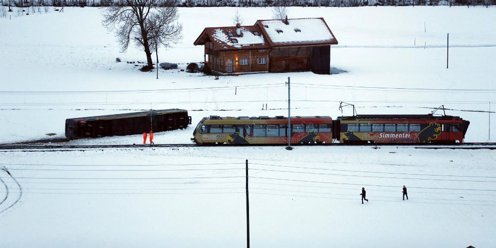 Οι θυελλώδεις άνεμοι εκτροχίασαν τρένο στην Ελβετία [εικόνες]