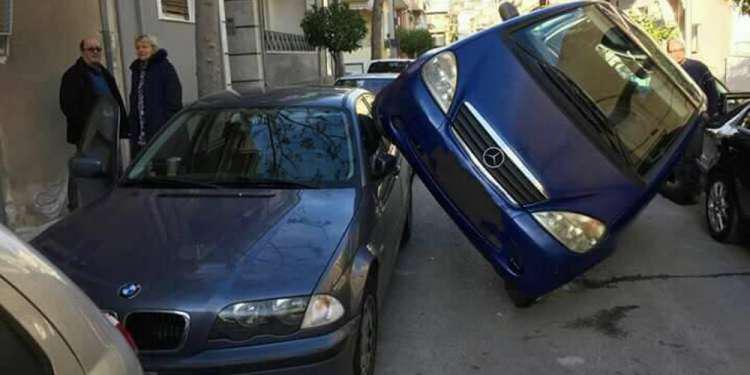 Το απίστευτο τροχαίο στην Δάφνη που έχει κάνει το διαδίκτυο να παραμιλά! [εικόνες]