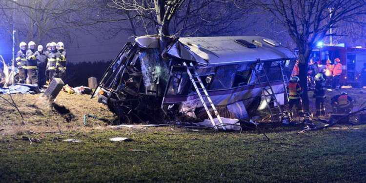 Τουλάχιστον 3 νεκροί και 30 τραυματίες σε τροχαίο με λεωφορείο στην Πράγα