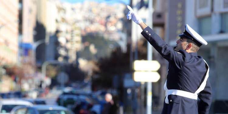 Θεσσαλονίκη: Μοτοσικλετιστής παρέσυρε τροχονόμο στο κέντρο της πολης