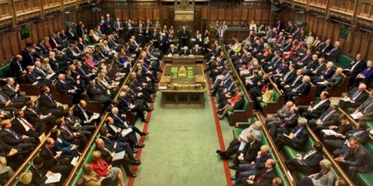 Εξοργισμένοι Σκοτσέζοι βουλευτές αποχωρούν από το κοινοβούλιο στην Βρετανία