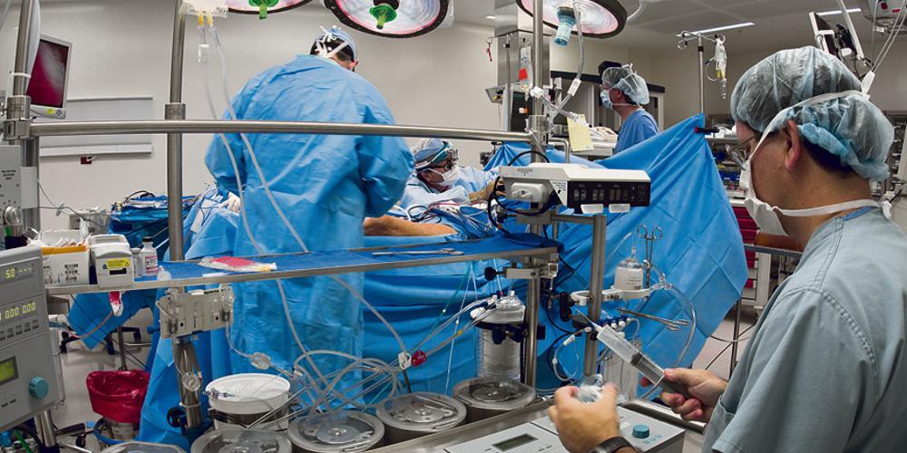 Νυστέρι, μπουζούκι, κλαρίνο και ροκ - Πώς γίνονται το 90% των χειρουργείων στην Ελλάδα