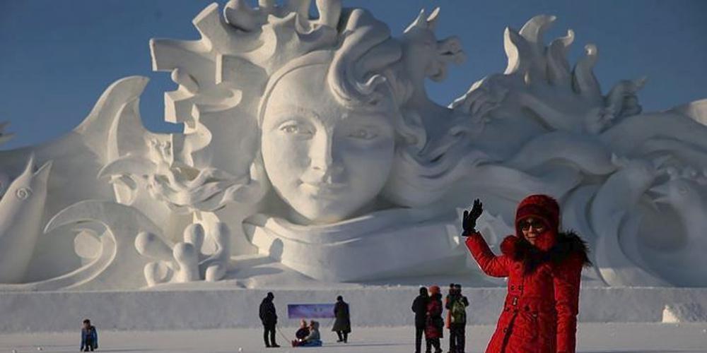 Γλύπτες στο Χαρμπίν της Κίνας δημιούργησαν 2.018 χιονανθρώπους [εικόνες]