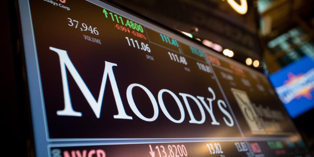 Moody's: Αναβαθμίζει τις τράπεζες σε θετικό outlook
