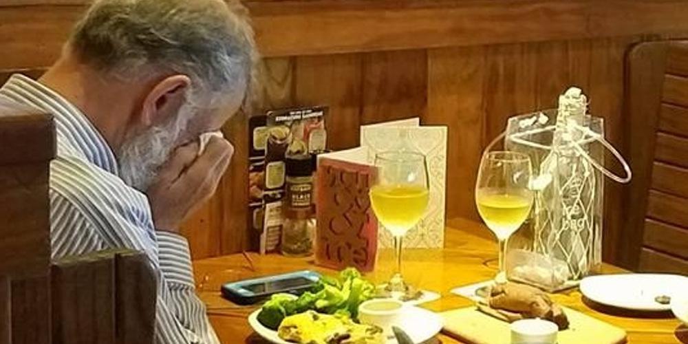 Η πιο σπαρακτική φωτογραφία από τις 14 Φλεβάρη: Τρώει έχοντας απέναντί του τις στάχτες της συζύγου του