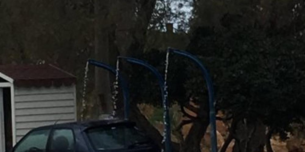 Απίστευτο και όμως ελληνικό: Έπλυνε το αυτοκίνητο σε δημοτικές ντουζιέρες για να μην πληρώσει [εικόνα]