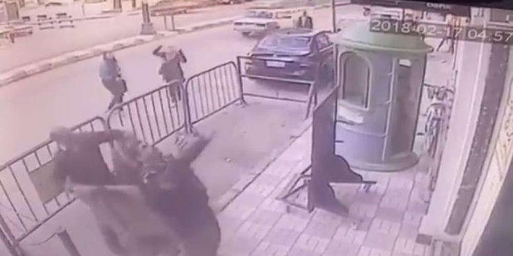 Απίστευτο βίντεο: Αστυνομικός έπιασε στον αέρα παιδί που έπεσε από μπαλκόνι