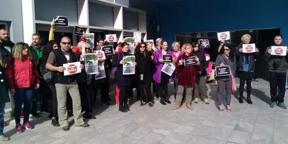 Οργή και δάκρυα: Διαμαρτυρία φιλόζωων στην Κρήτη για τις φόλες [εικόνες & βίντεο]