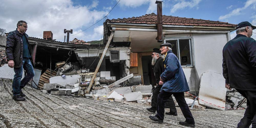 Απόλυτη καταστροφή στην Πιαλεία Τρικάλων – Εγκαταλείπουν τα σπίτια τους εξαιτίας των κατολισθήσεων [εικόνες]