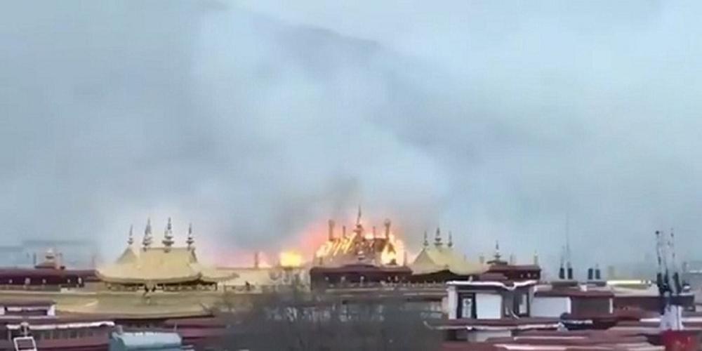 Μεγάλη πυρκαγιά στο ναό Jokhang στη Λάσα, ιερό χώρο του θιβετιανού Βουδισμού [βίντεο]