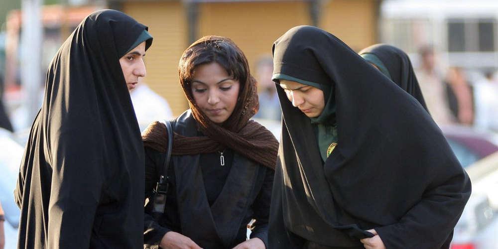 Στην φυλακή 30 γυναίκες που έβγαλαν τη μαντίλα στην Τεχεράνη