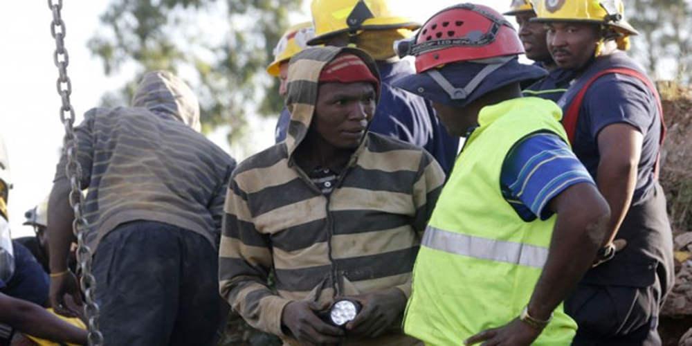 Σώοι βγήκαν οι 950 εργάτες που είχαν εγκλωβιστεί σε χρυσωρυχείο στην Νότιο Αφρική