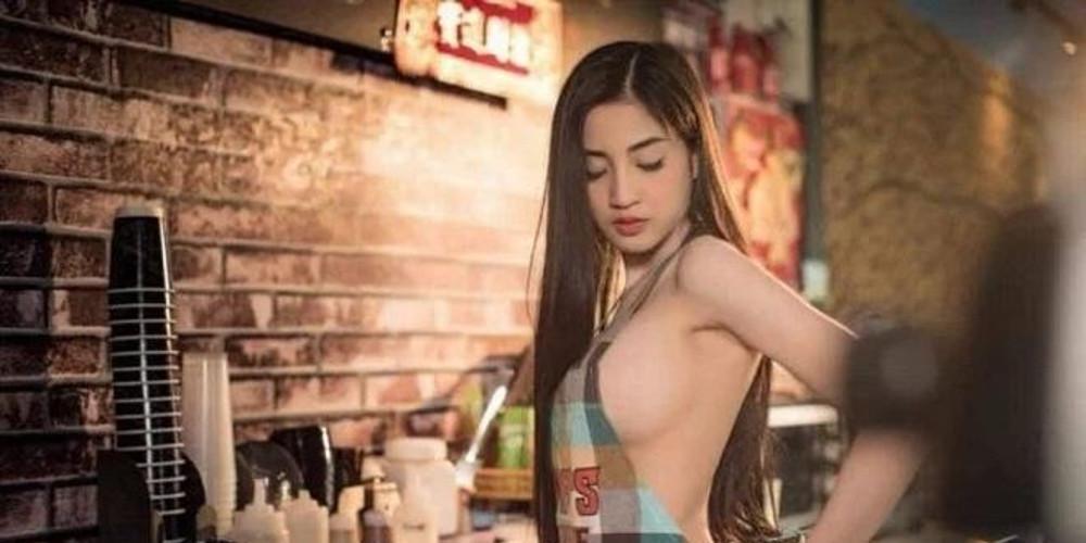 Ιδιοκτήτης καφέ έβαλε ημίγυμνο μοντέλο για σερβιτόρα και απειλείται με φυλάκιση