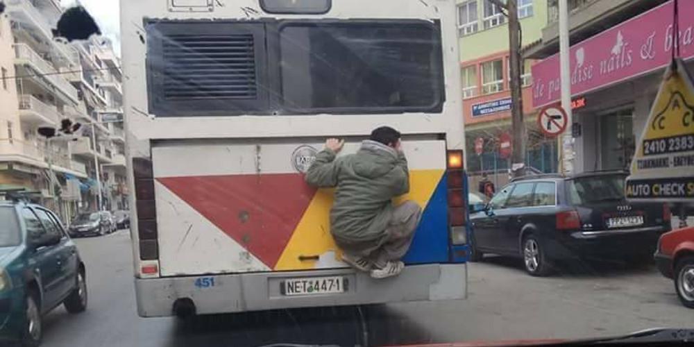 Απίστευτο: Νεαρός «κρεμάστηκε» πίσω από λεωφορείο στη Θεσσαλονίκη [εικόνα]
