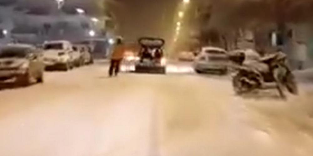 Τρομερό: Κάνει σκι στους δρόμους τις Ορεστιάδας και γίνεται viral [βίντεο]