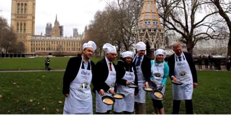 Τηρήθηκε η παράδοση - Αγώνας… pancake στη Βουλή της Βρετανίας [βίντεο]