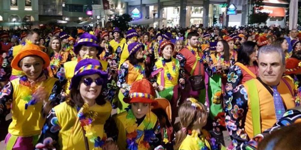 Πατρινό καρναβάλι: Πάνω από 30.000 μασκαρεμένοι ξεχύθηκαν στους δρόμους της πόλης [εικόνες & βίντεο]