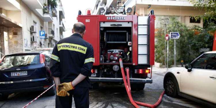 Πυρκαγιά σε πολυκατοικία στην Πάτρα – Απεγκλωβίστηκε αναίσθητος ηλικιωμένος