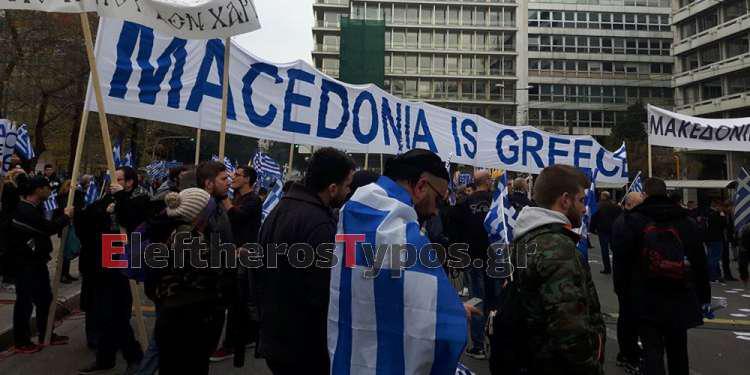 Το eleftherostypos.gr στο Σύνταγμα με τους διαδηλωτές για το συλλαλητήριο [εικόνες]