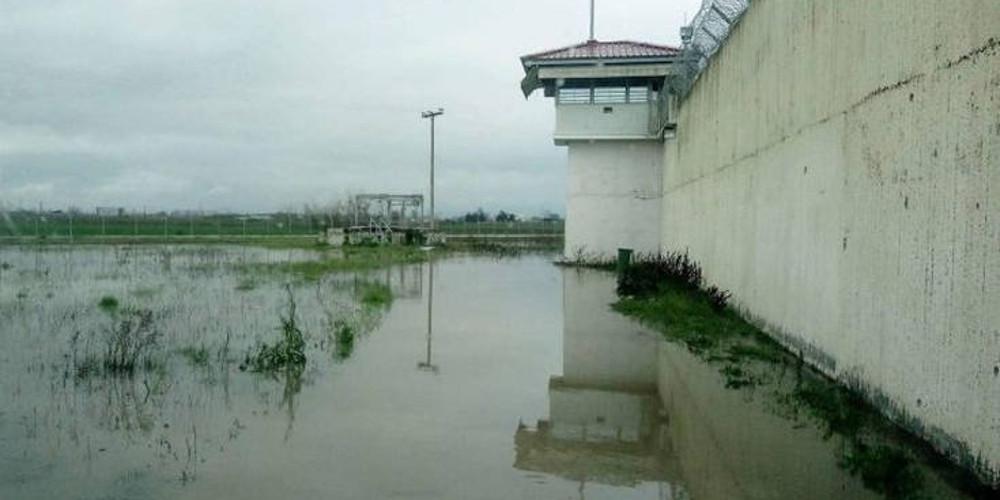 Πλημμύρισαν οι φυλακές Τρικάλων από τη νεροποντή [βίντεο]
