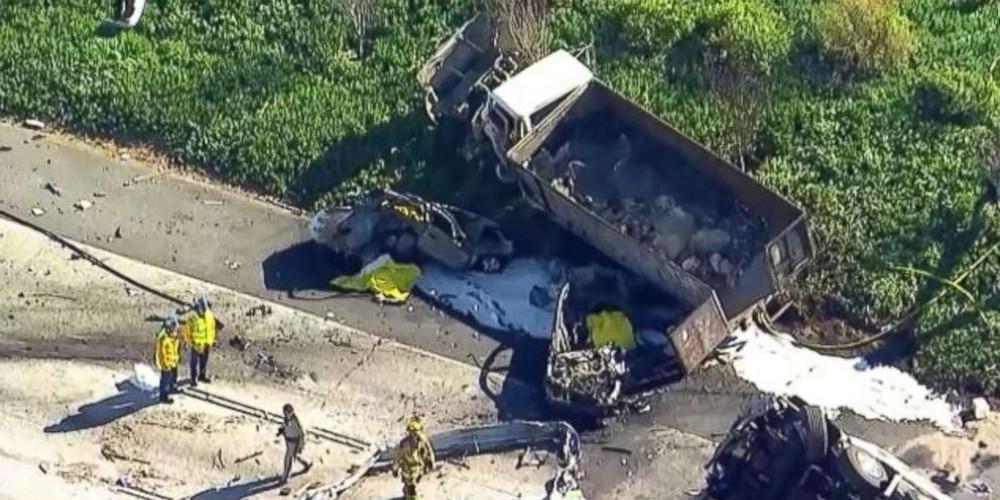 Φρικτό δυστύχημα: Φορτηγό «έλιωσε» αυτοκίνητα και μία μηχανή - 5 νεκροί [βίντεο]