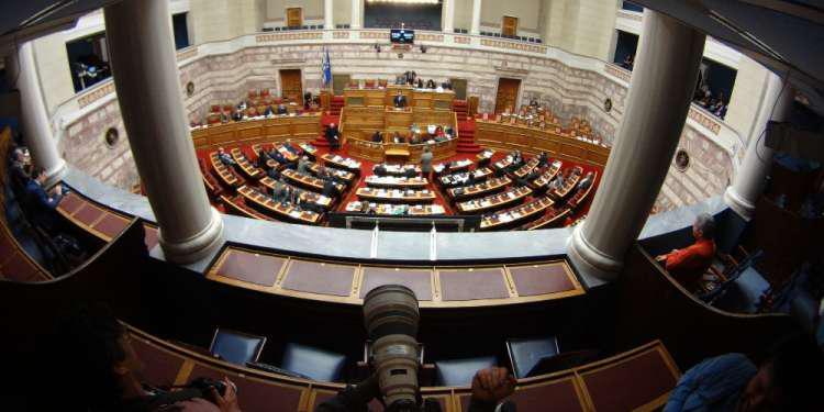 Υπερψηφίστηκε το νομοσχέδιο για τις μειώσεις ασφαλιστικών εισφορών