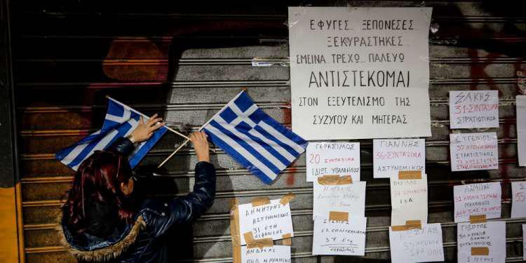 Συγκλονιστικό: Χήρες γέμισαν την είσοδο του Υπουργείου Εργασίας με τα ονόματα των θανόντων συζύγων τους [εικόνες]