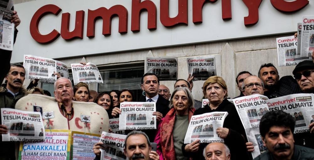 Kάθειρξη μέχρι 15 χρόνια ζήτησε εισαγγελέας στην Τουρκία για 13 συνεργάτες της Cumhuriyet
