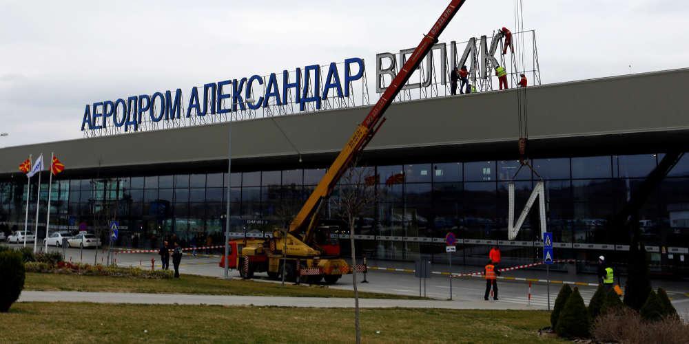 Αποκαθήλωσαν το άγαλμα του Μεγάλου Αλεξάνδρου από το αεροδρόμιο στα Σκόπια