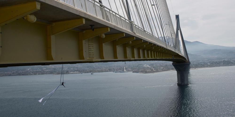 Απίστευτο: Αιωρείται πάνω από την γέφυρα του Ρίου – Αντιρρίου και γίνεται παγκόσμιο θέμα