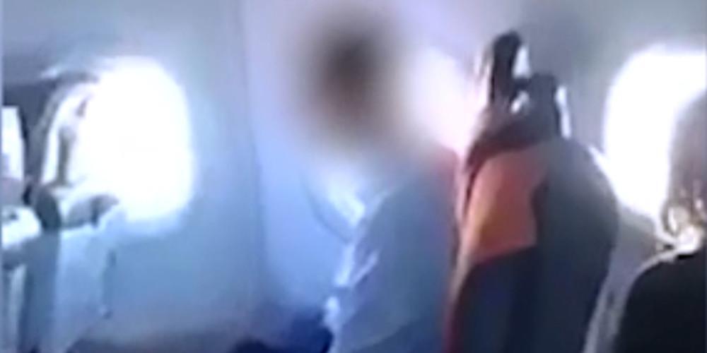 Απίστευτο βίντεο: Επιβάτης αυνανιζόταν κατά τη διάρκεια της πτήσης
