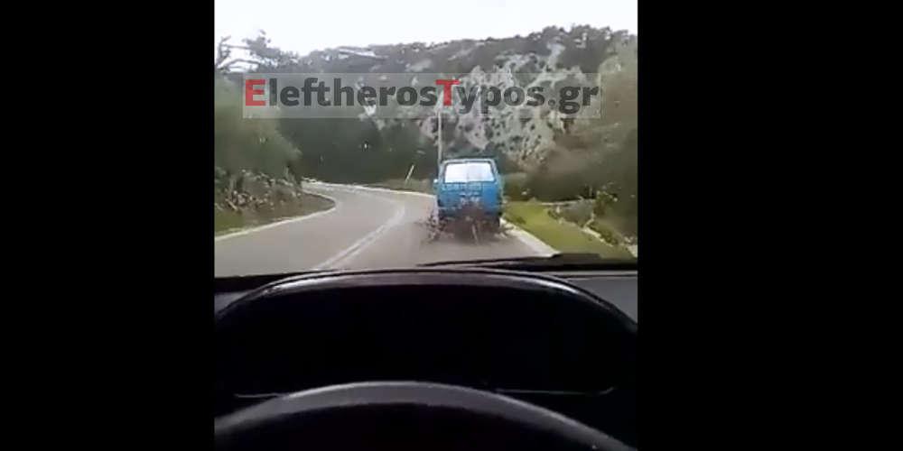 Απίστευτο: Οδηγός σέρνει ολόκληρο δέντρο σε δρόμο της Λέσβου! [βίντεο]