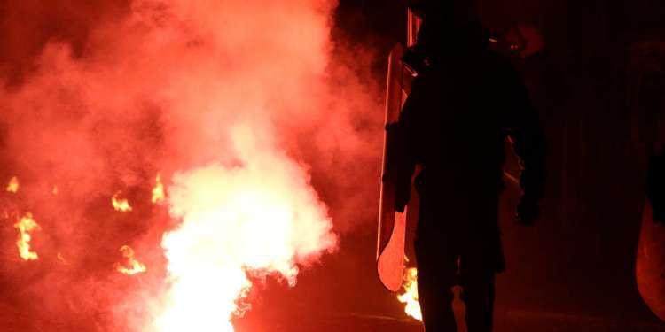 «Πόλεμος» την νύχτα στην Αθήνα - Επιθέσεις σε αυτοκίνητα και τράπεζες